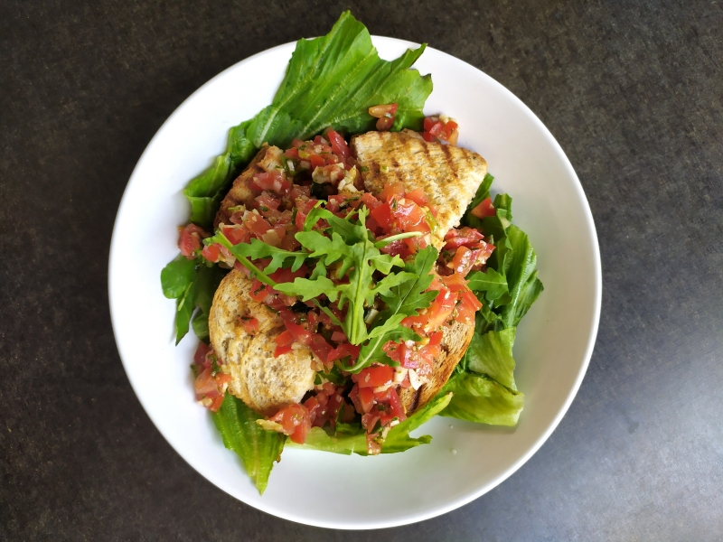 Bruschetta saláta mozzarellás crostinivel